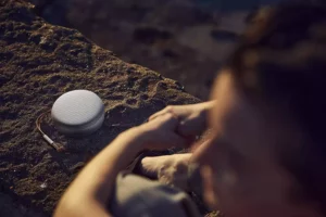 Enceinte Beosound A1 utilisée en extérieur pour une écoute optimale